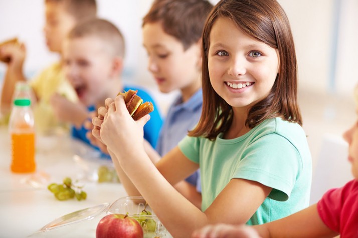 Los niños con más tiempo para comer en el comedor escolar se alimentan mejor