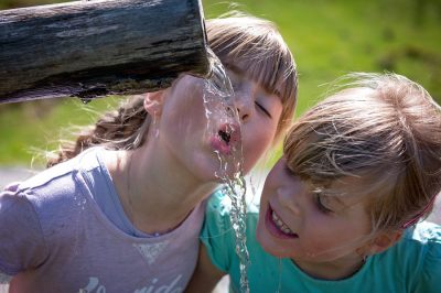 Los niños que beben más agua, toman menos refrescos azucarados