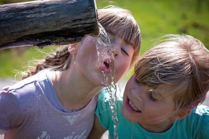 Los niños que beben más agua, toman menos refrescos azucarados