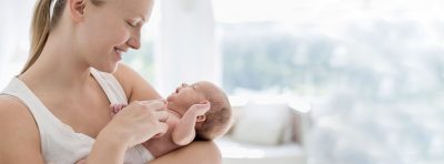 Cómo coger a un bebé recién nacido de manera correcta