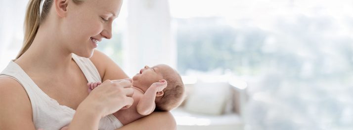 Cómo coger a un bebé recién nacido de manera correcta
