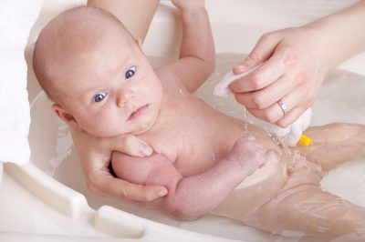 Consejos para bañar a tu bebé recién nacido