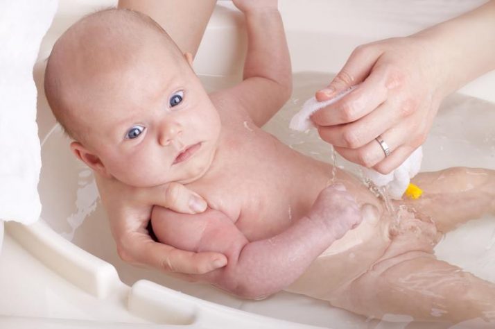 Consejos para bañar a tu bebé recién nacido