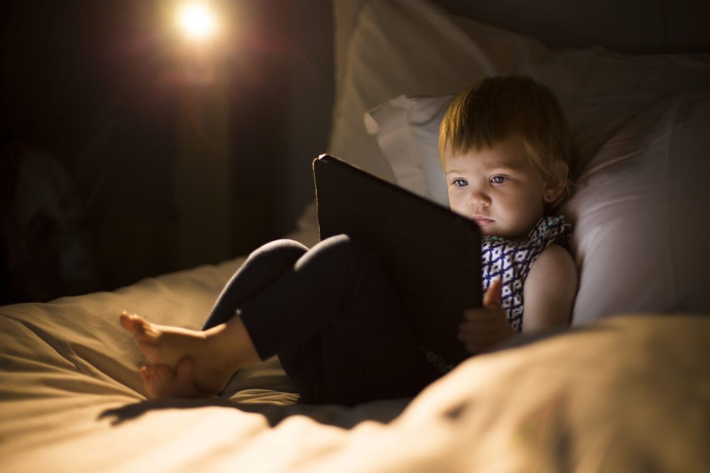 La importancia de mantener a los niños lejos de las pantallas