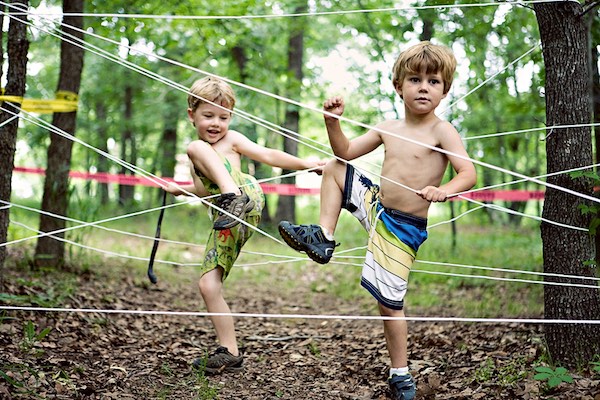Top juegos al aire libre para disfrutar con los peques 