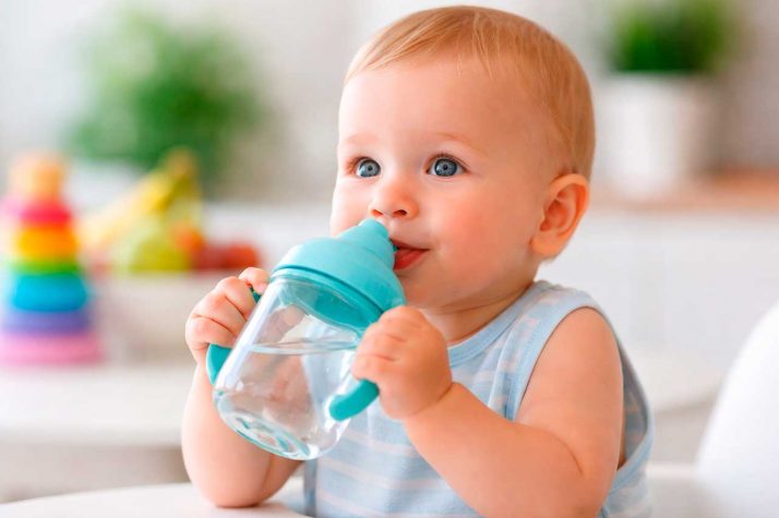 Cuándo pueden beber agua los bebés: guía clara según su edad