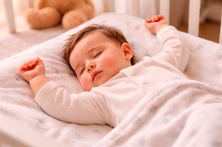 Mi bebé se mueve mucho cuando duerme: cuándo es normal y cuándo debes prestar atención