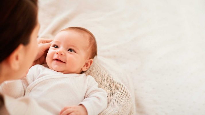 Cuándo empieza a sonreír un bebé: guía completa para entender sus primeras sonrisas